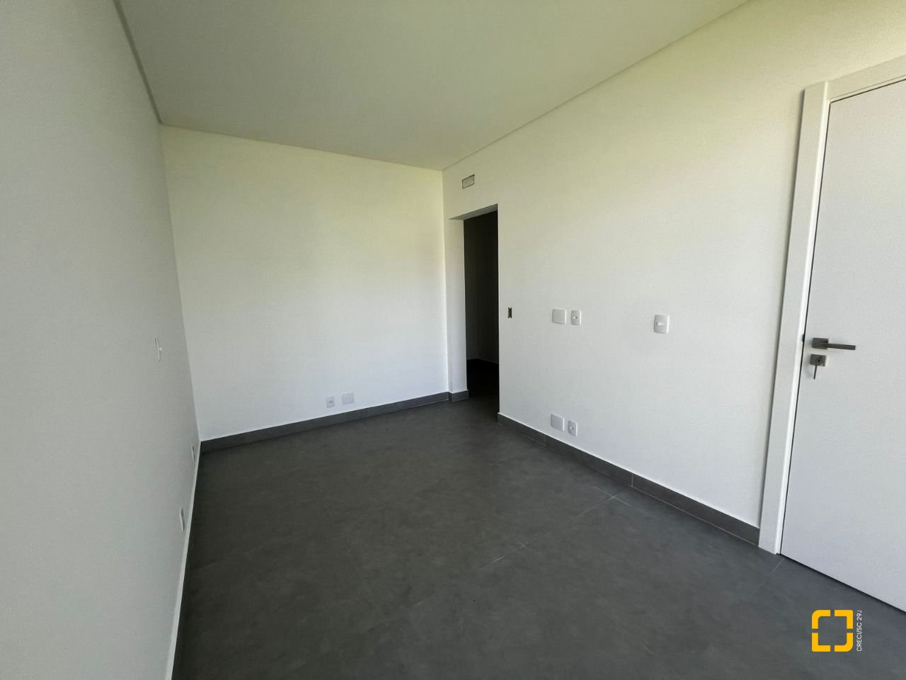Casa de Condomínio com 220m², 8 quartos (sendo 4 suítes), 2 garagens, no bairro Cachoeira do Bom Jesus em Florianópolis