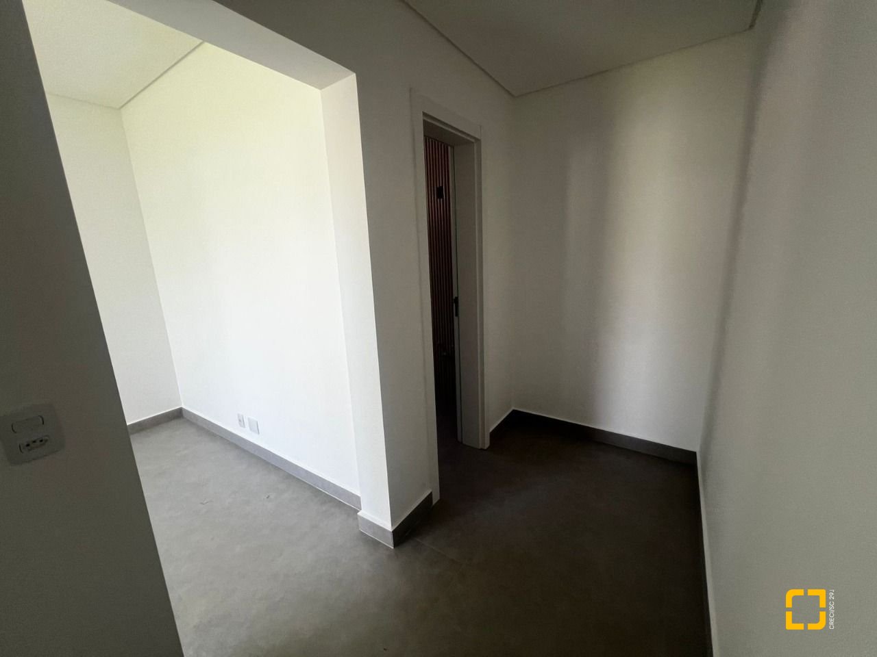 Casa de Condomínio com 220m², 8 quartos (sendo 4 suítes), 2 garagens, no bairro Cachoeira do Bom Jesus em Florianópolis