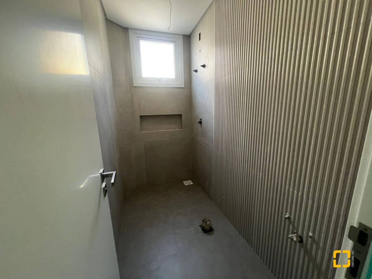 Casa de Condomínio com 220m², 8 quartos (sendo 4 suítes), 2 garagens, no bairro Cachoeira do Bom Jesus em Florianópolis