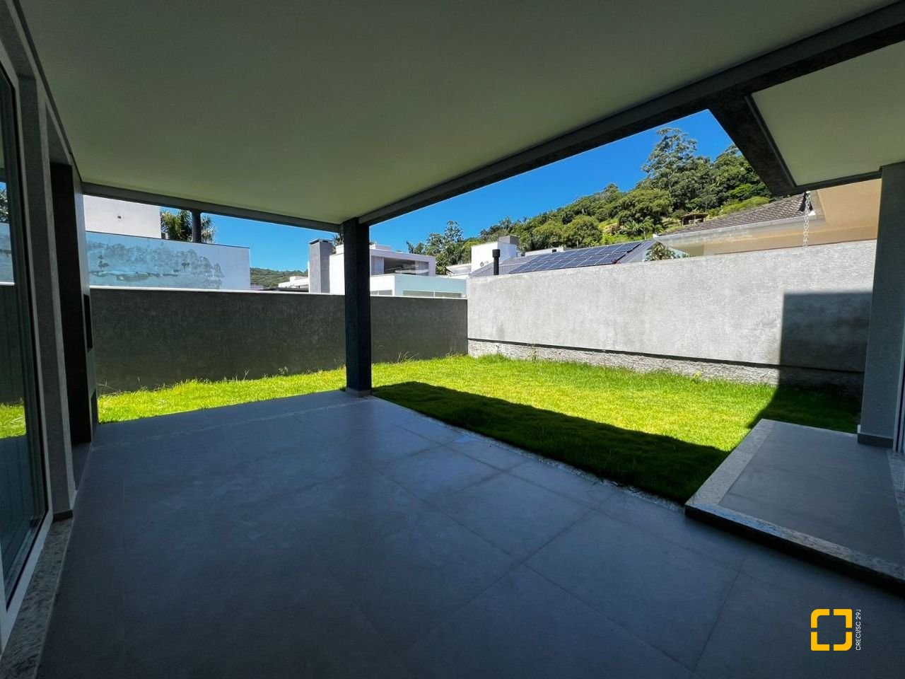 Casa de Condomínio com 220m², 8 quartos (sendo 4 suítes), 2 garagens, no bairro Cachoeira do Bom Jesus em Florianópolis