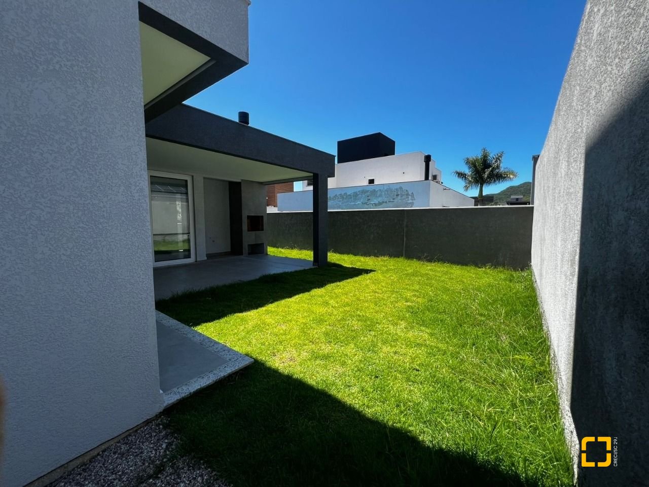 Casa de Condomínio com 220m², 8 quartos (sendo 4 suítes), 2 garagens, no bairro Cachoeira do Bom Jesus em Florianópolis