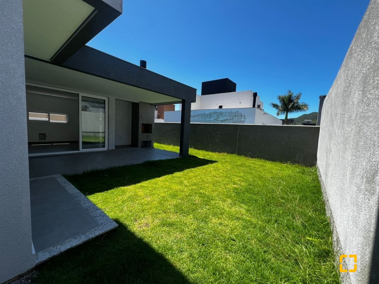 Casa de Condomínio com 220m², 8 quartos (sendo 4 suítes), 2 garagens, no bairro Cachoeira do Bom Jesus em Florianópolis