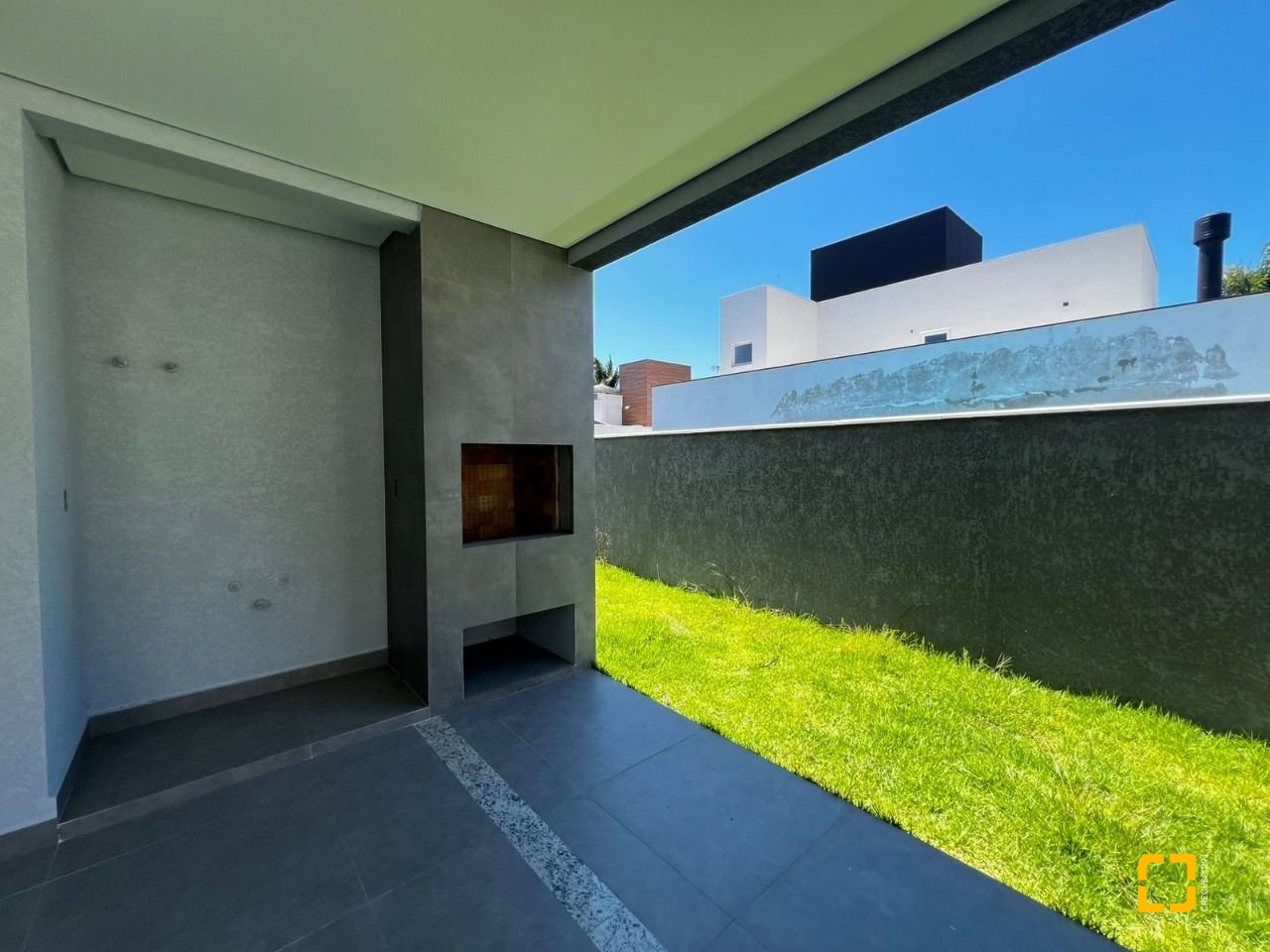 Casa de Condomínio com 220m², 8 quartos (sendo 4 suítes), 2 garagens, no bairro Cachoeira do Bom Jesus em Florianópolis