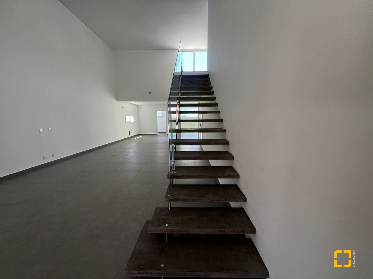 Casa de Condomínio com 220m², 8 quartos (sendo 4 suítes), 2 garagens, no bairro Cachoeira do Bom Jesus em Florianópolis