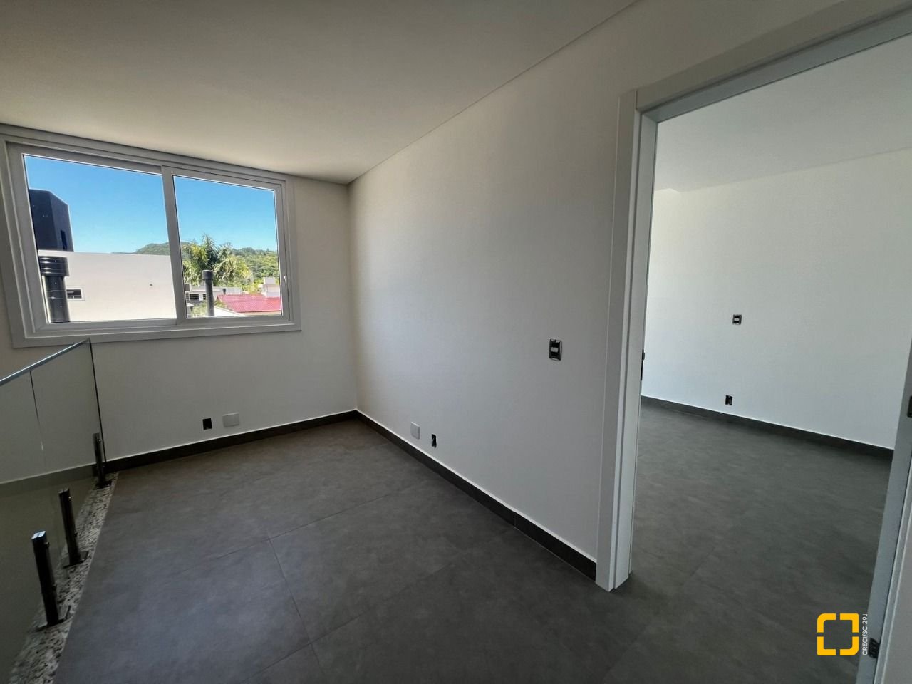 Casa de Condomínio com 220m², 8 quartos (sendo 4 suítes), 2 garagens, no bairro Cachoeira do Bom Jesus em Florianópolis