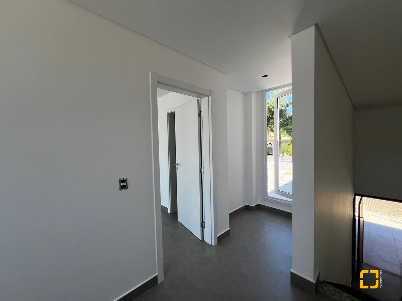 Casa de Condomínio com 220m², 8 quartos (sendo 4 suítes), 2 garagens, no bairro Cachoeira do Bom Jesus em Florianópolis