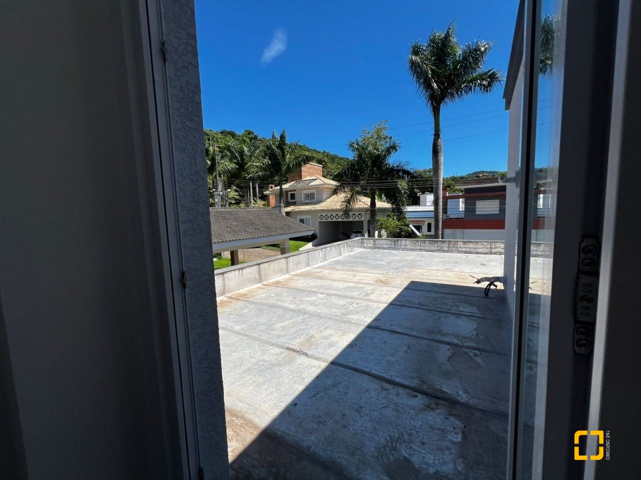 Casa de Condomínio com 220m², 8 quartos (sendo 4 suítes), 2 garagens, no bairro Cachoeira do Bom Jesus em Florianópolis
