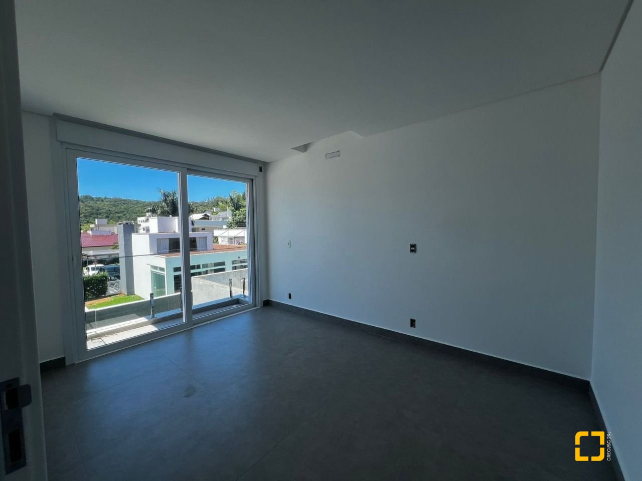 Casa de Condomínio com 220m², 8 quartos (sendo 4 suítes), 2 garagens, no bairro Cachoeira do Bom Jesus em Florianópolis