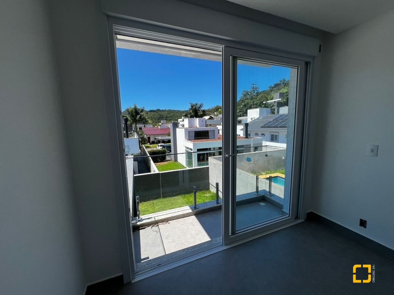 Casa de Condomínio com 220m², 8 quartos (sendo 4 suítes), 2 garagens, no bairro Cachoeira do Bom Jesus em Florianópolis