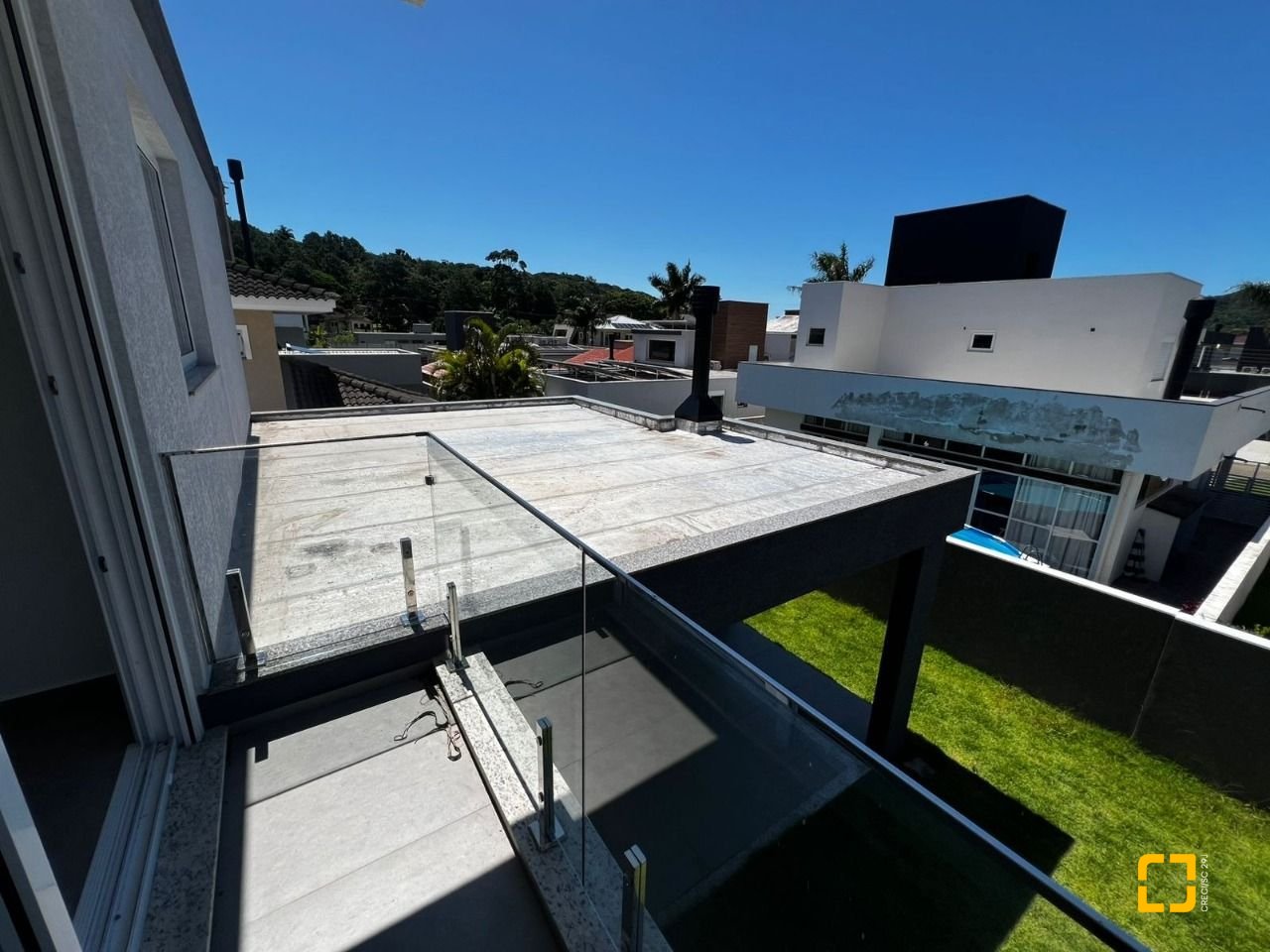 Casa de Condomínio com 220m², 8 quartos (sendo 4 suítes), 2 garagens, no bairro Cachoeira do Bom Jesus em Florianópolis