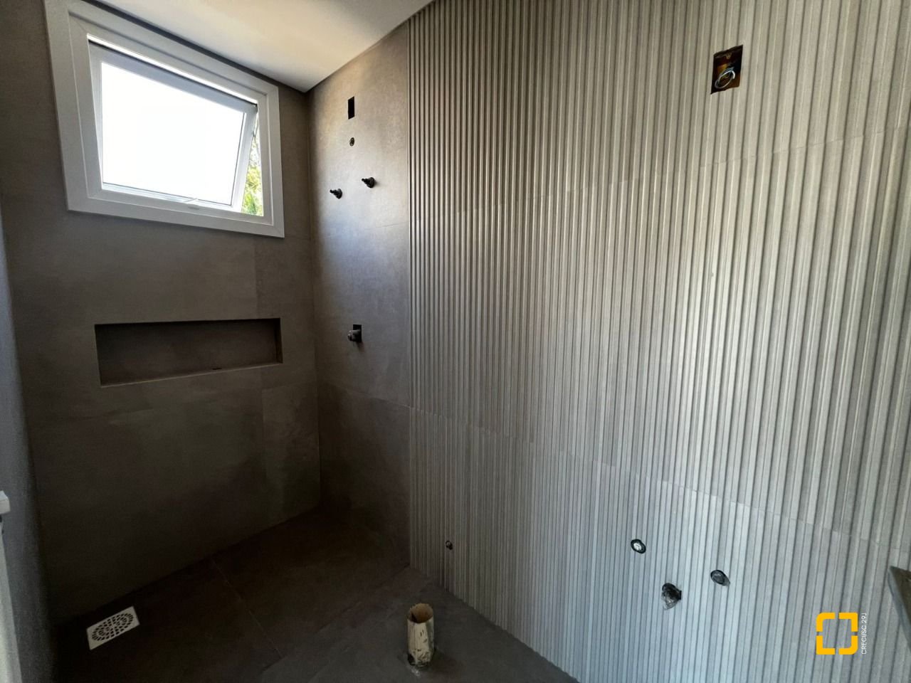 Casa de Condomínio com 220m², 8 quartos (sendo 4 suítes), 2 garagens, no bairro Cachoeira do Bom Jesus em Florianópolis