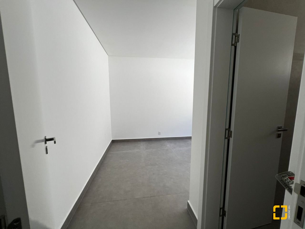 Casa de Condomínio com 220m², 8 quartos (sendo 4 suítes), 2 garagens, no bairro Cachoeira do Bom Jesus em Florianópolis