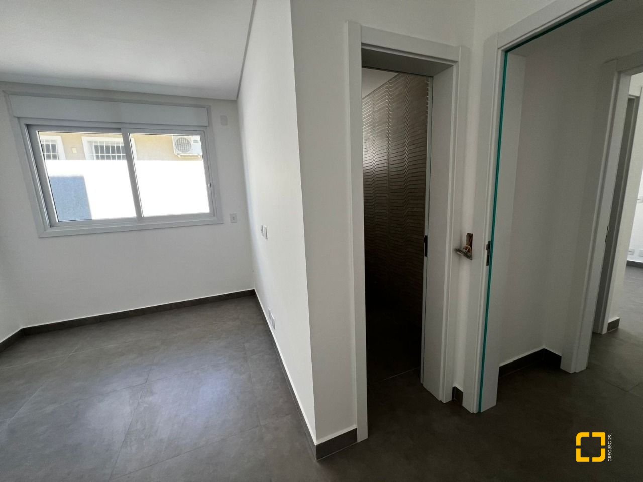 Casa de Condomínio com 220m², 8 quartos (sendo 4 suítes), 2 garagens, no bairro Cachoeira do Bom Jesus em Florianópolis