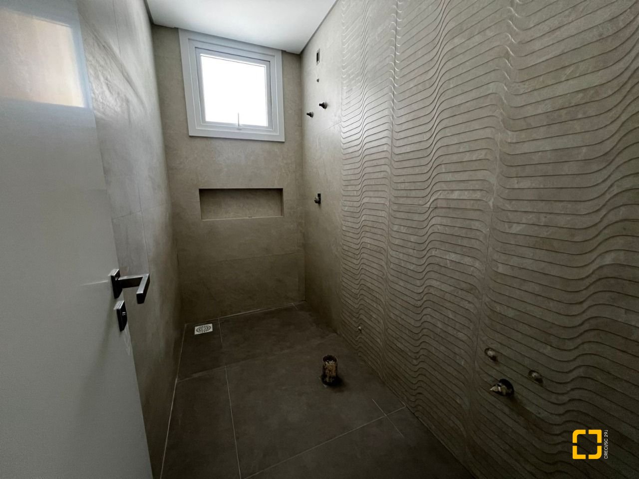 Casa de Condomínio com 220m², 8 quartos (sendo 4 suítes), 2 garagens, no bairro Cachoeira do Bom Jesus em Florianópolis