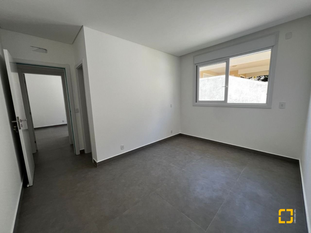 Casa de Condomínio com 220m², 8 quartos (sendo 4 suítes), 2 garagens, no bairro Cachoeira do Bom Jesus em Florianópolis