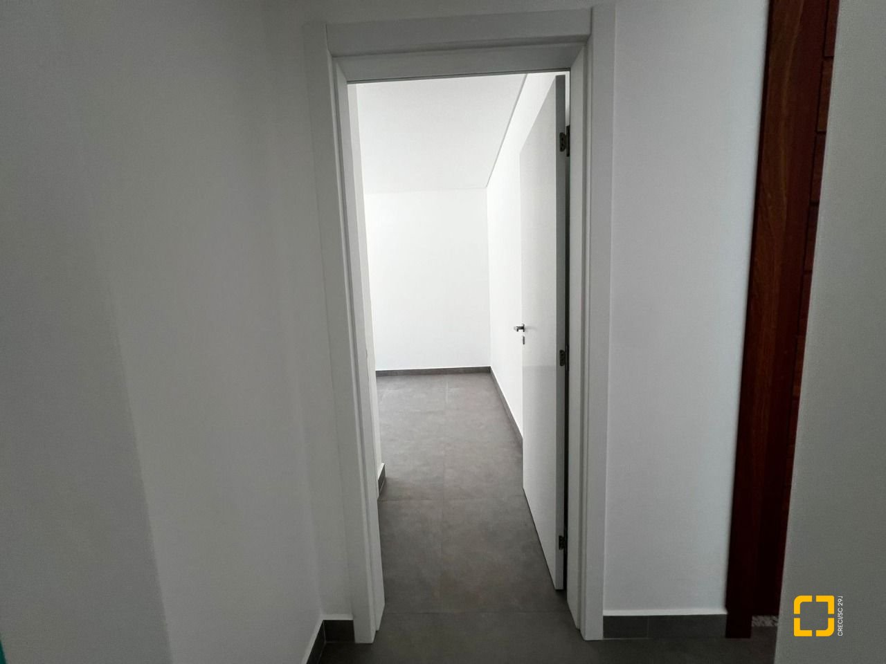 Casa de Condomínio com 220m², 8 quartos (sendo 4 suítes), 2 garagens, no bairro Cachoeira do Bom Jesus em Florianópolis