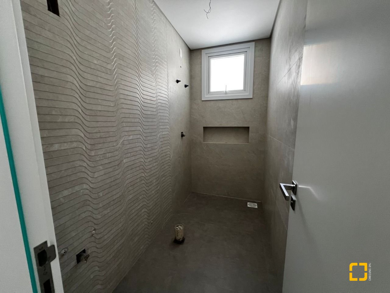 Casa de Condomínio com 220m², 8 quartos (sendo 4 suítes), 2 garagens, no bairro Cachoeira do Bom Jesus em Florianópolis