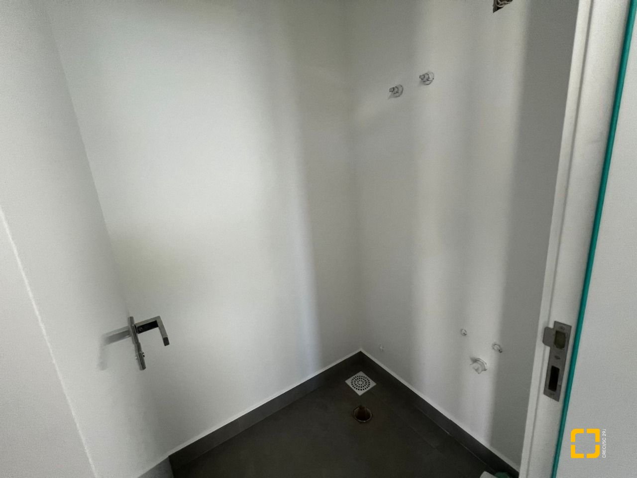 Casa de Condomínio com 220m², 8 quartos (sendo 4 suítes), 2 garagens, no bairro Cachoeira do Bom Jesus em Florianópolis
