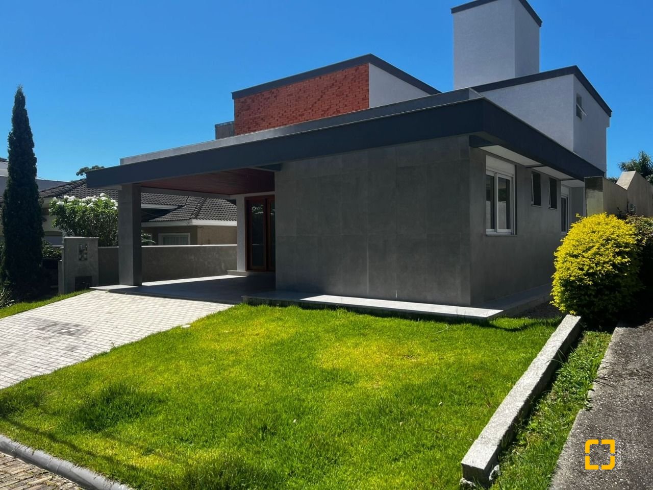 Casa de Condomínio com 220m², 8 quartos (sendo 4 suítes), 2 garagens, no bairro Cachoeira do Bom Jesus em Florianópolis
