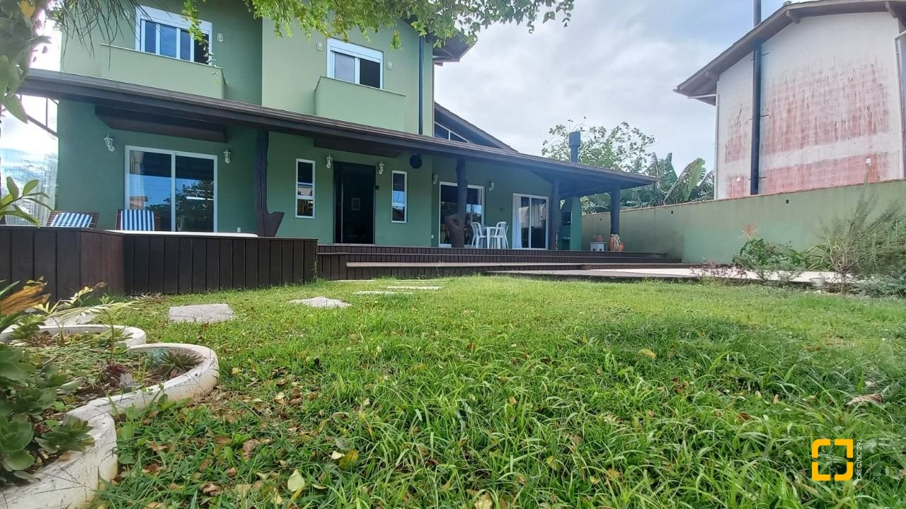 Casa de Condomínio com 214m², 5 quartos (sendo 1 suíte), 3 garagens, no bairro Campeche em Florianópolis