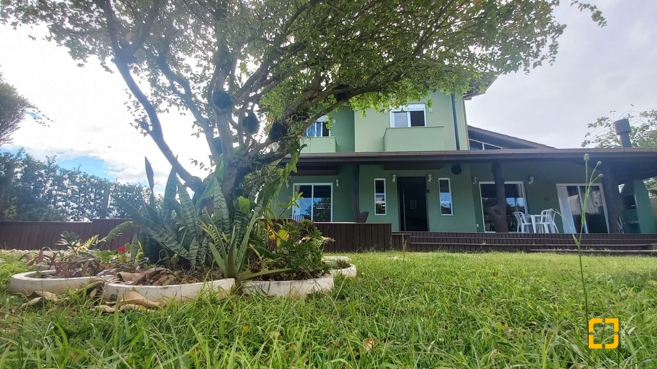 Casa de Condomínio com 214m², 5 quartos (sendo 1 suíte), 3 garagens, no bairro Campeche em Florianópolis
