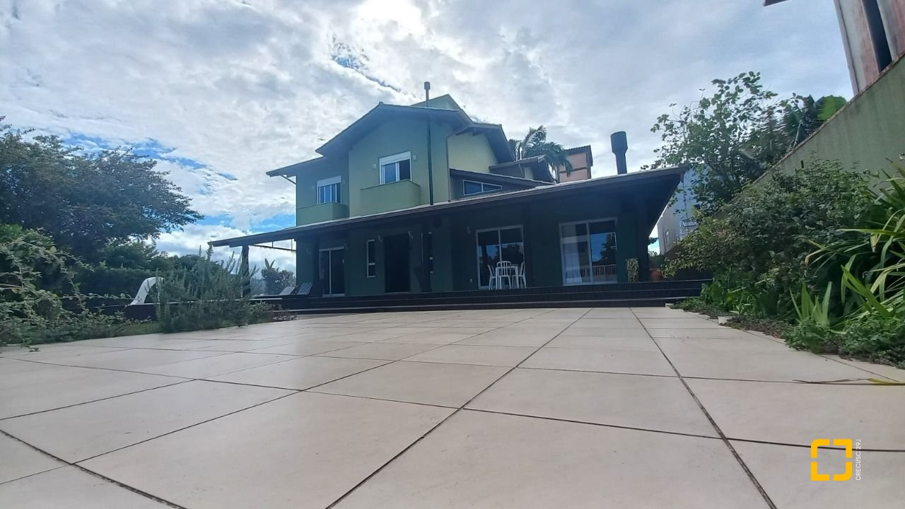 Casa de Condomínio com 214m², 5 quartos (sendo 1 suíte), 3 garagens, no bairro Campeche em Florianópolis