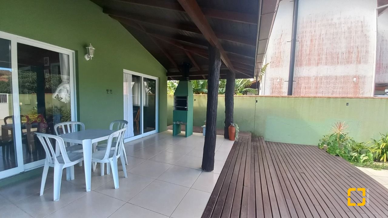 Casa de Condomínio com 214m², 5 quartos (sendo 1 suíte), 3 garagens, no bairro Campeche em Florianópolis