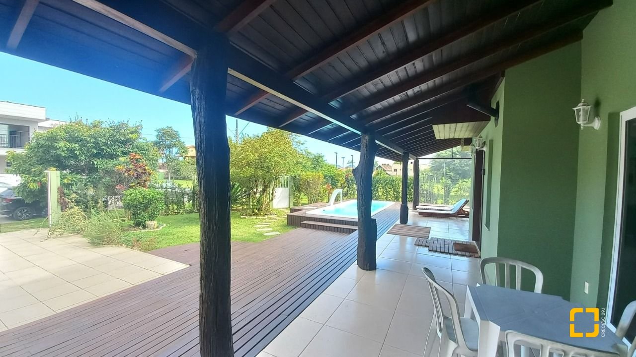 Casa de Condomínio com 214m², 5 quartos (sendo 1 suíte), 3 garagens, no bairro Campeche em Florianópolis