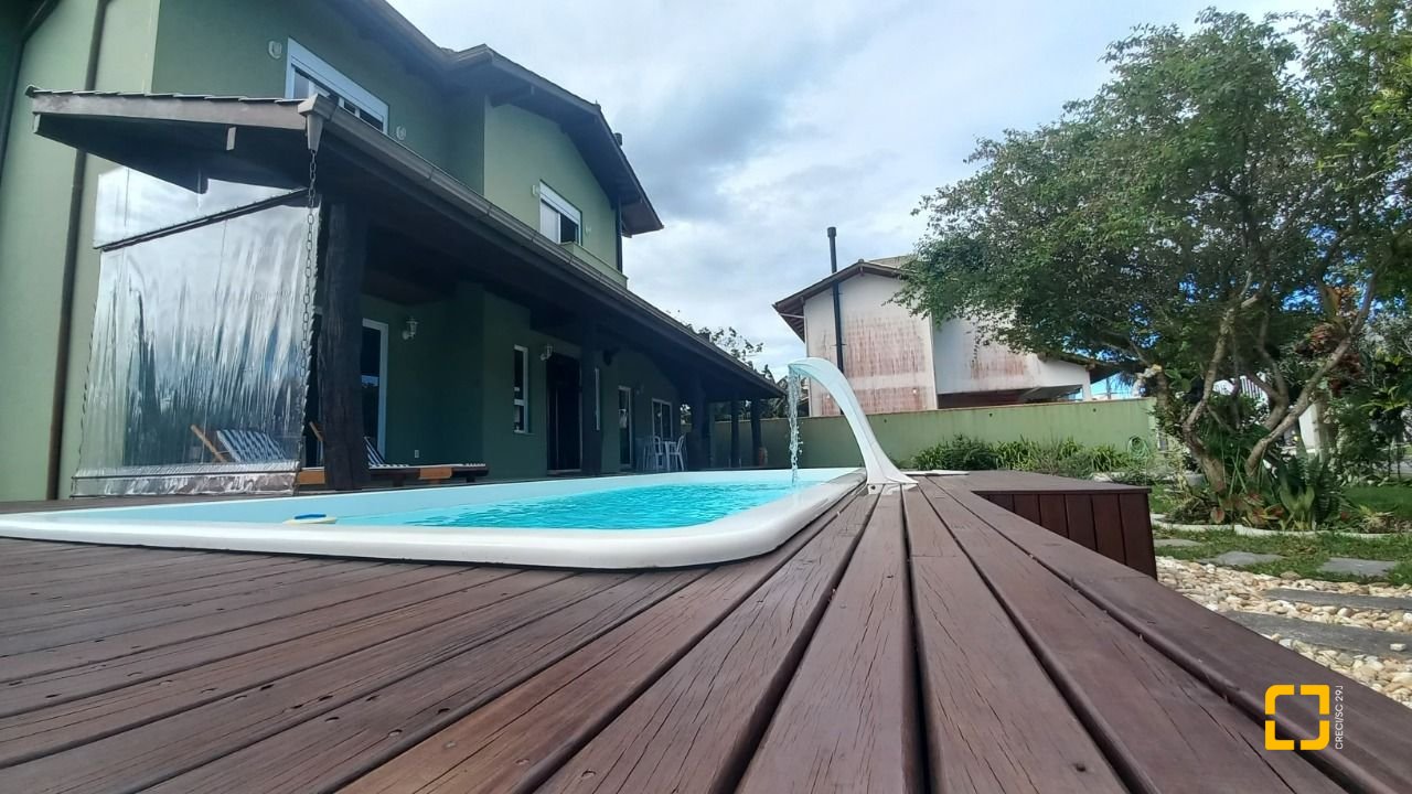 Casa de Condomínio com 214m², 5 quartos (sendo 1 suíte), 3 garagens, no bairro Campeche em Florianópolis