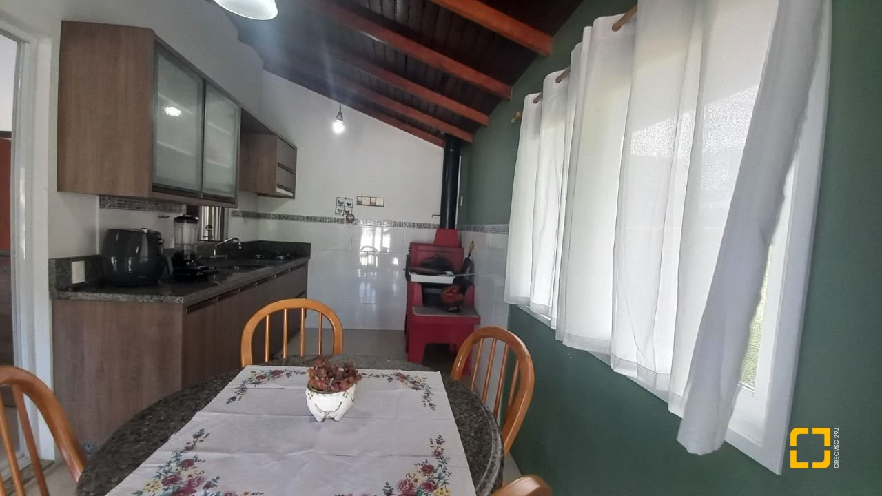Casa de Condomínio com 214m², 5 quartos (sendo 1 suíte), 3 garagens, no bairro Campeche em Florianópolis