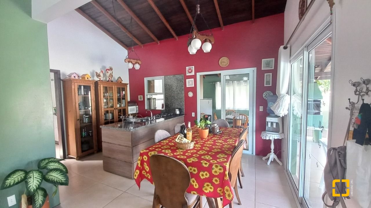 Casa de Condomínio com 214m², 5 quartos (sendo 1 suíte), 3 garagens, no bairro Campeche em Florianópolis
