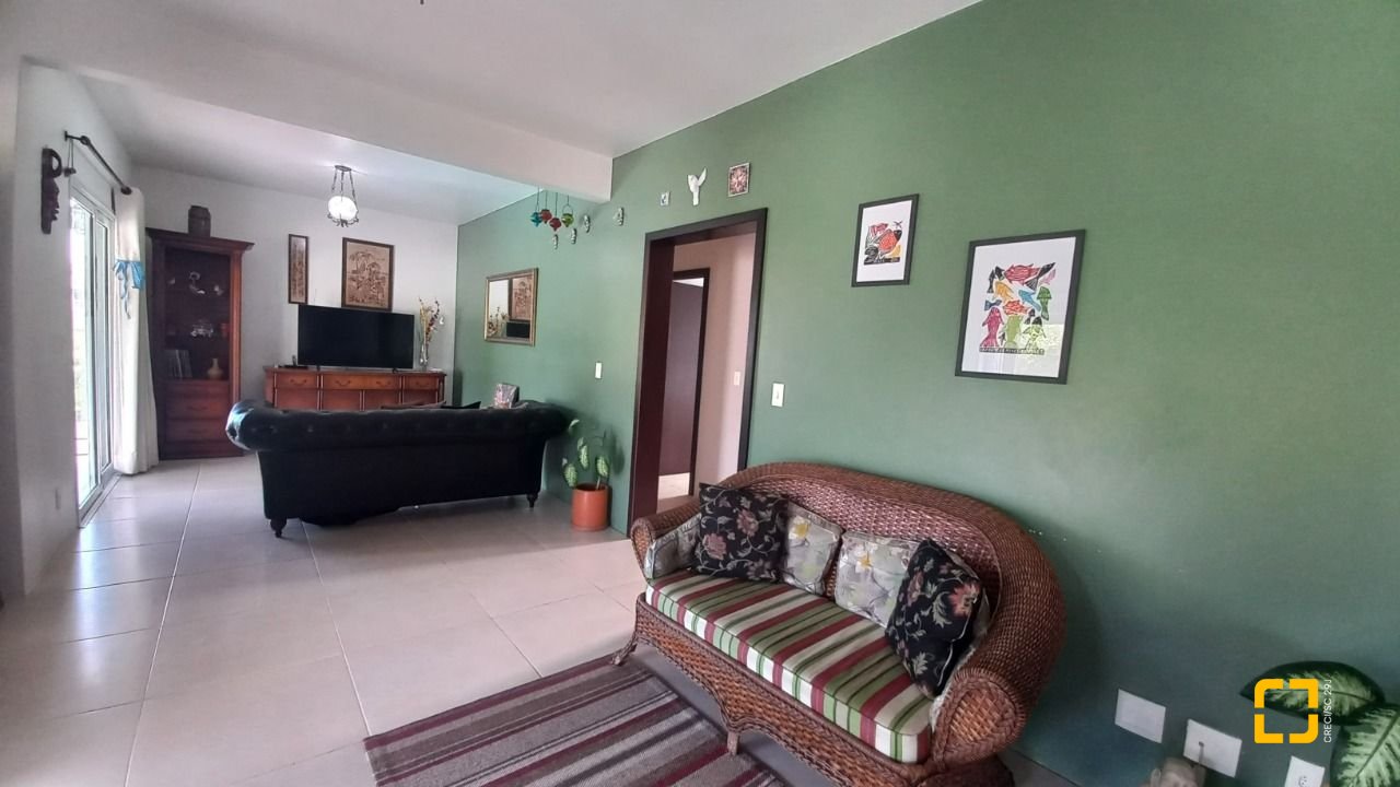 Casa de Condomínio com 214m², 5 quartos (sendo 1 suíte), 3 garagens, no bairro Campeche em Florianópolis
