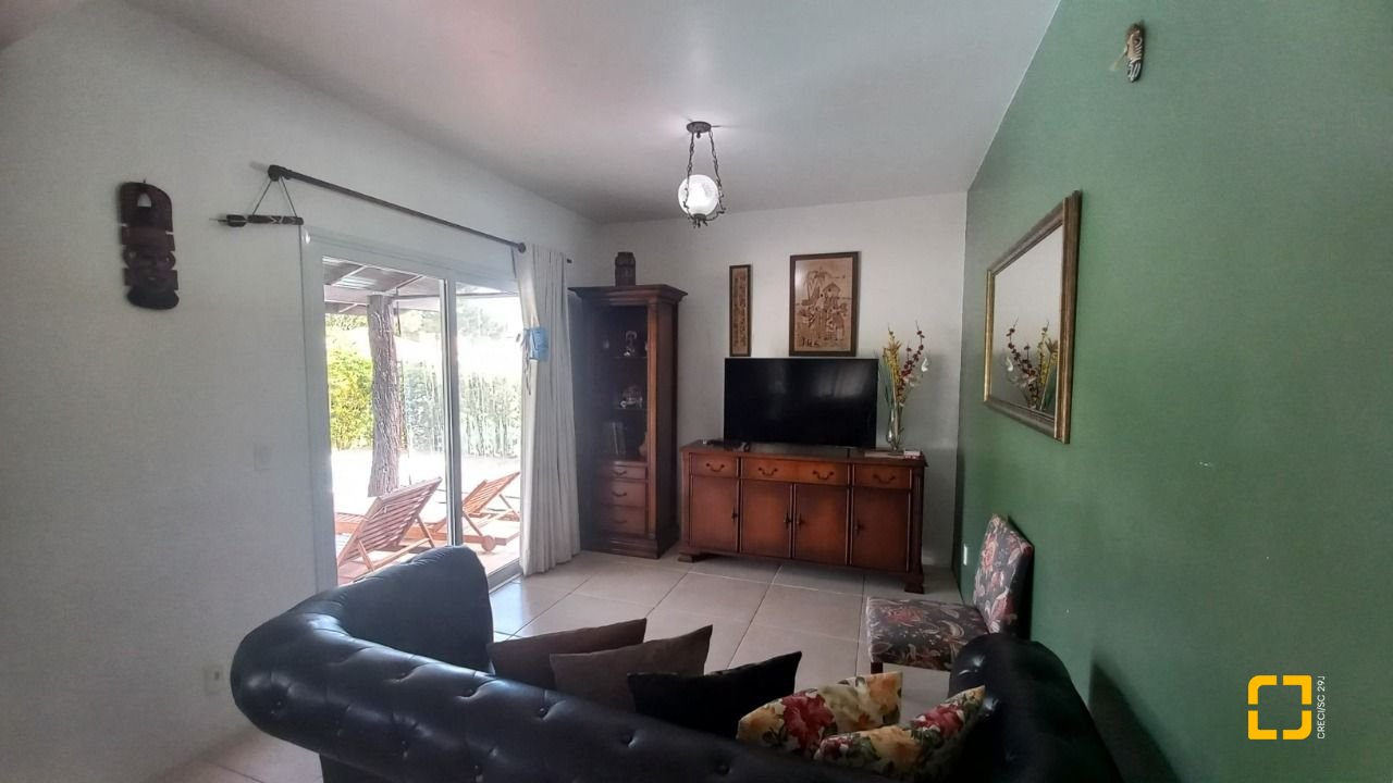 Casa de Condomínio com 214m², 5 quartos (sendo 1 suíte), 3 garagens, no bairro Campeche em Florianópolis
