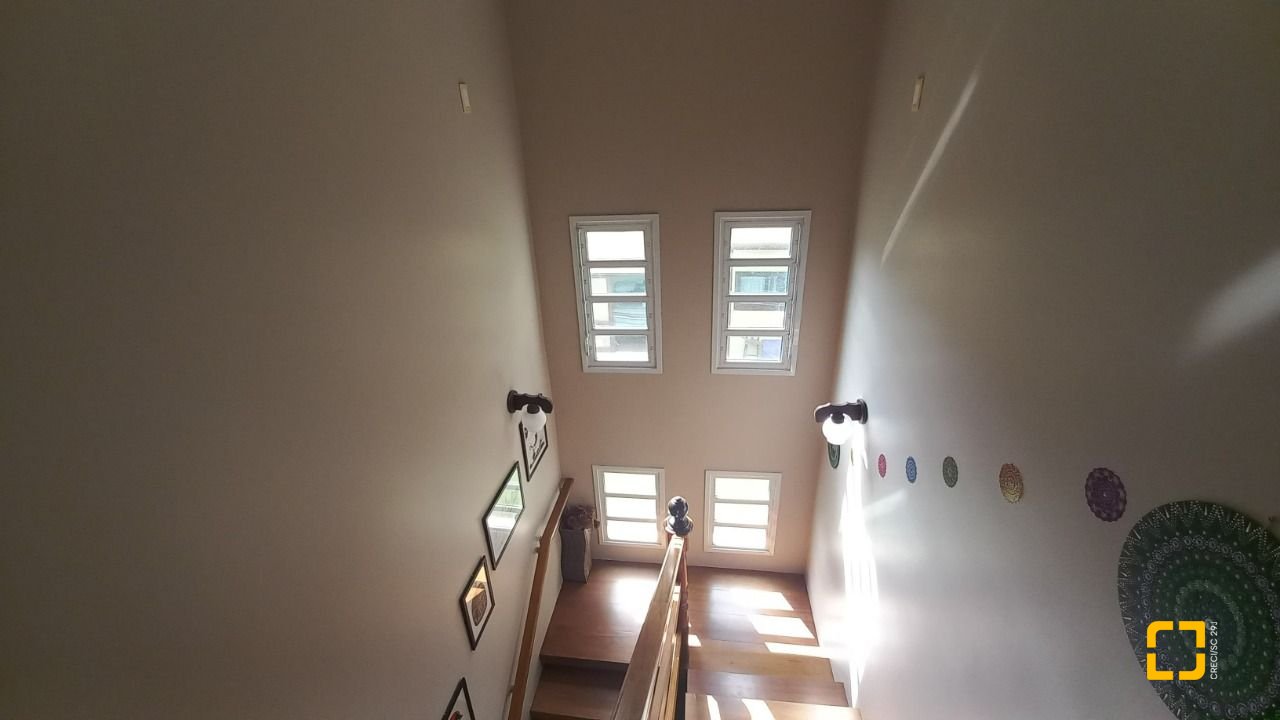 Casa de Condomínio com 214m², 5 quartos (sendo 1 suíte), 3 garagens, no bairro Campeche em Florianópolis
