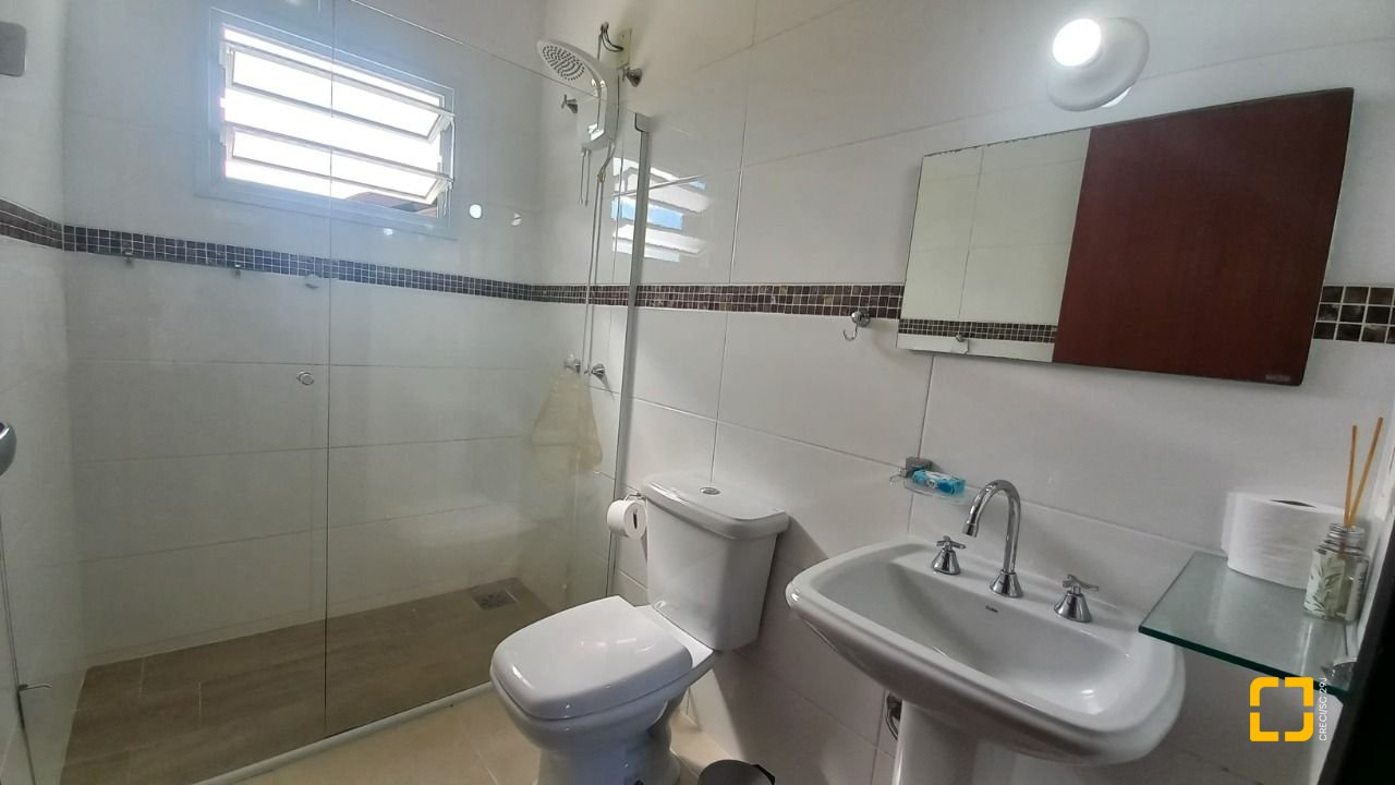 Casa de Condomínio com 214m², 5 quartos (sendo 1 suíte), 3 garagens, no bairro Campeche em Florianópolis