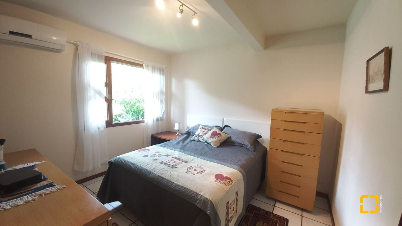 Casa de Condomínio com 214m², 5 quartos (sendo 1 suíte), 3 garagens, no bairro Campeche em Florianópolis