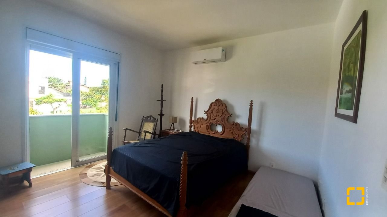 Casa de Condomínio com 214m², 5 quartos (sendo 1 suíte), 3 garagens, no bairro Campeche em Florianópolis