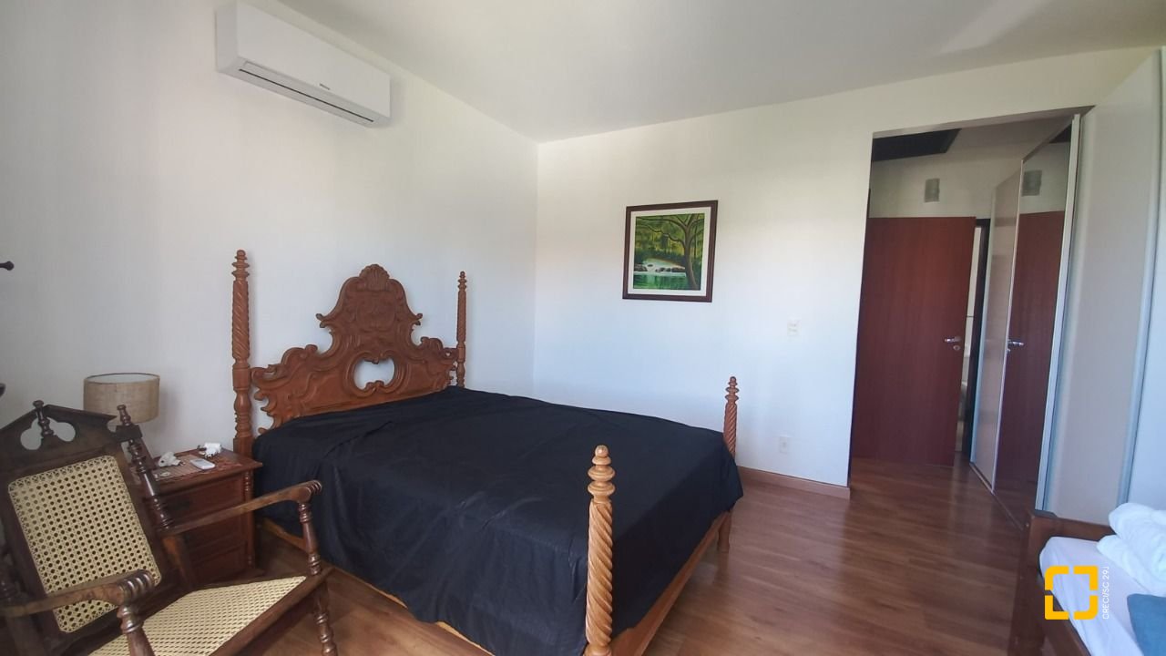 Casa de Condomínio com 214m², 5 quartos (sendo 1 suíte), 3 garagens, no bairro Campeche em Florianópolis
