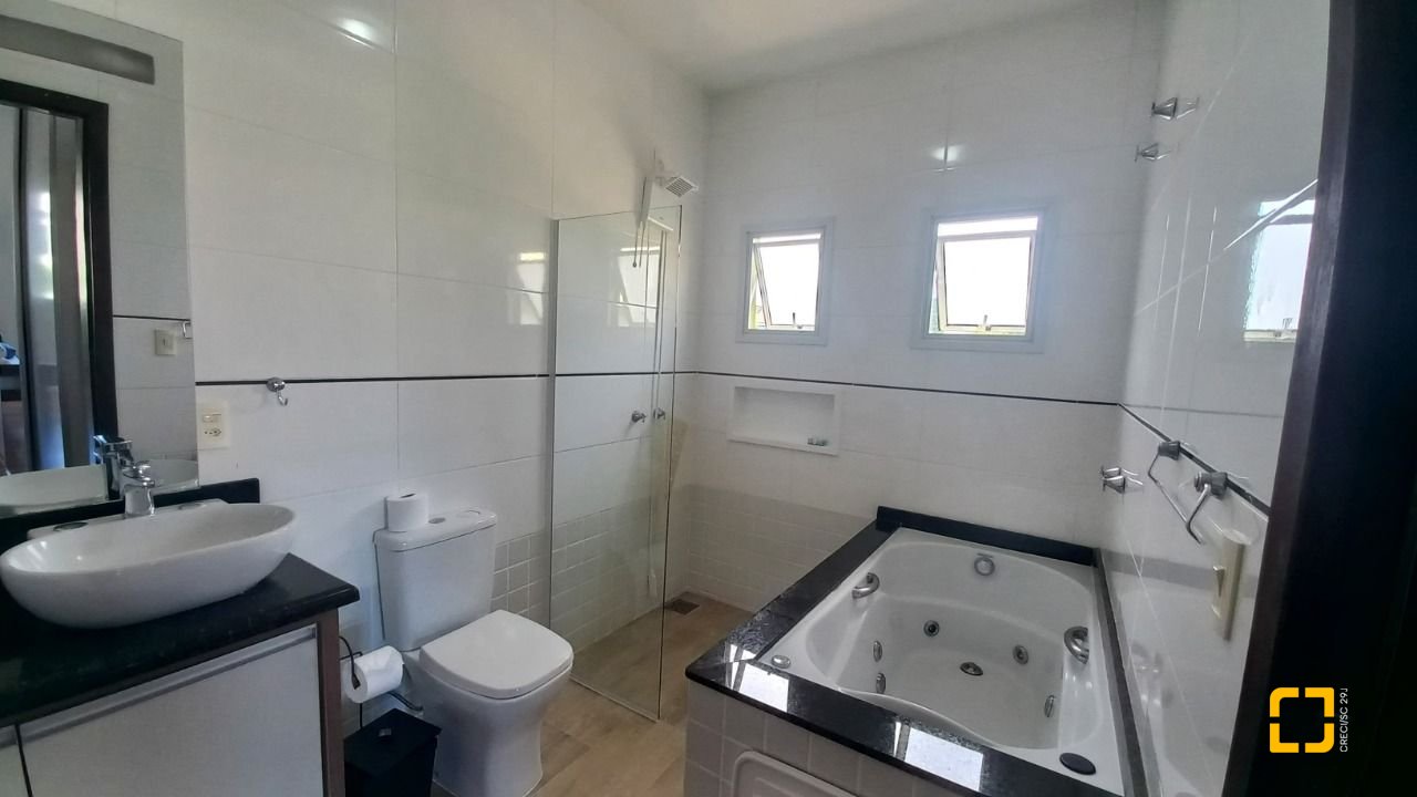 Casa de Condomínio com 214m², 5 quartos (sendo 1 suíte), 3 garagens, no bairro Campeche em Florianópolis