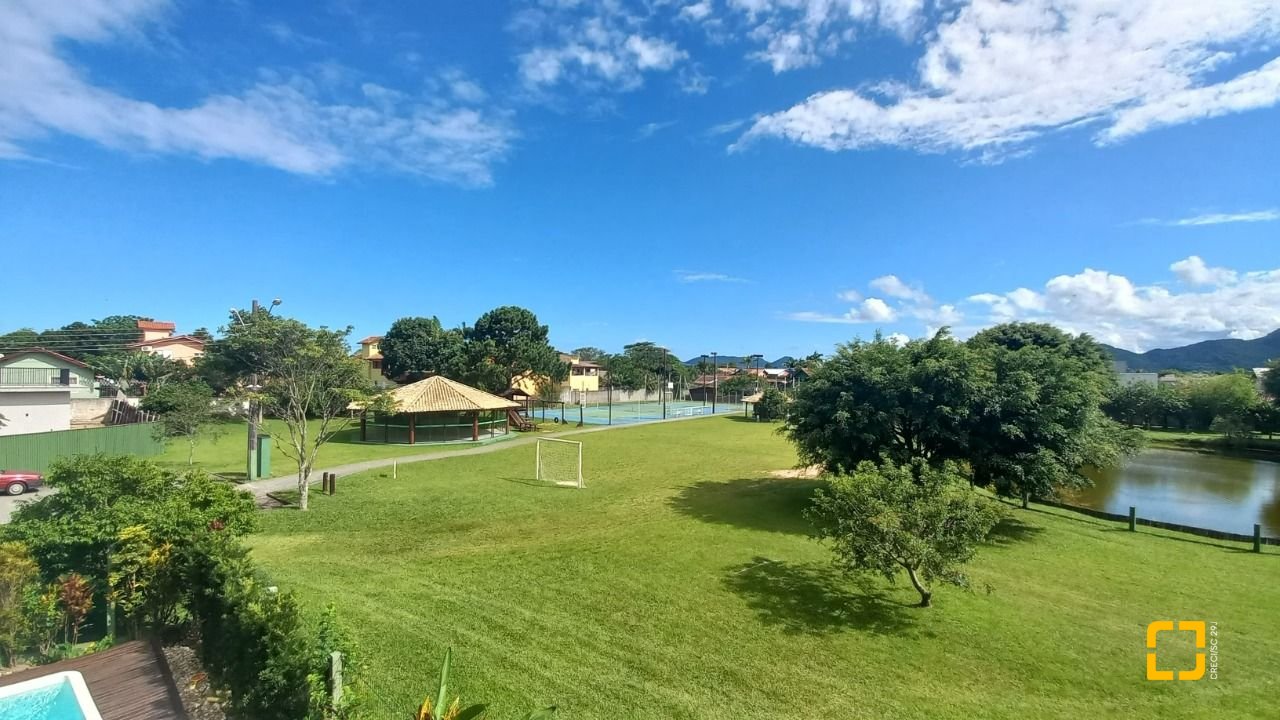 Casa de Condomínio com 214m², 5 quartos (sendo 1 suíte), 3 garagens, no bairro Campeche em Florianópolis