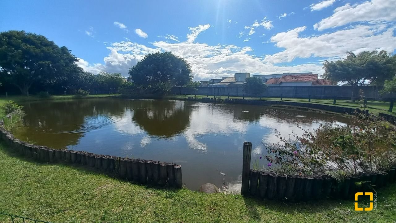 Casa de Condomínio com 214m², 5 quartos (sendo 1 suíte), 3 garagens, no bairro Campeche em Florianópolis
