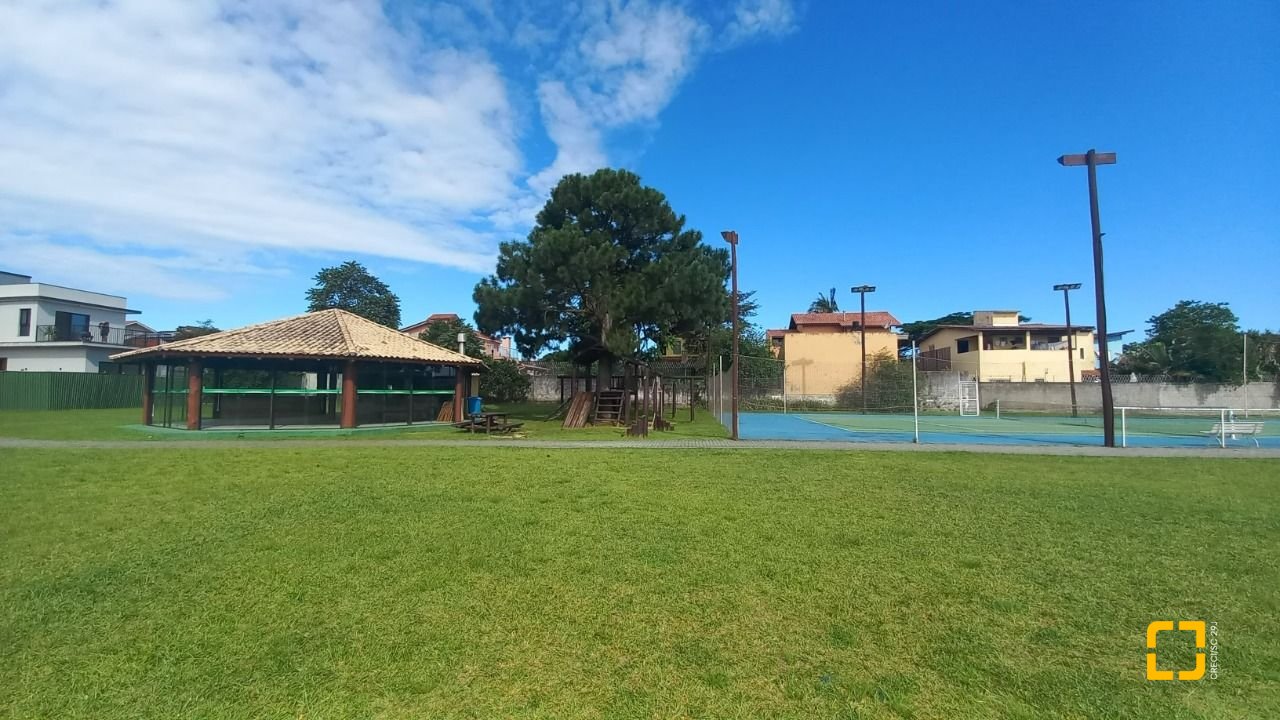 Casa de Condomínio com 214m², 5 quartos (sendo 1 suíte), 3 garagens, no bairro Campeche em Florianópolis