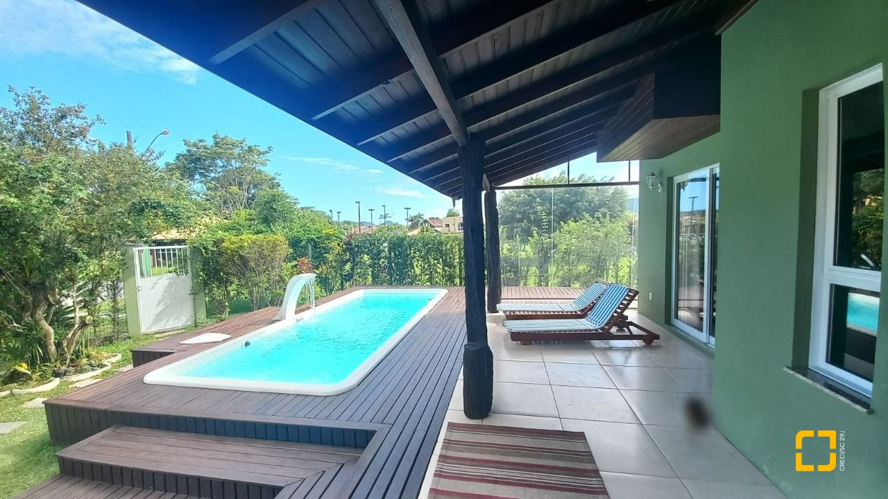 Casa de Condomínio com 214m², 5 quartos (sendo 1 suíte), 3 garagens, no bairro Campeche em Florianópolis