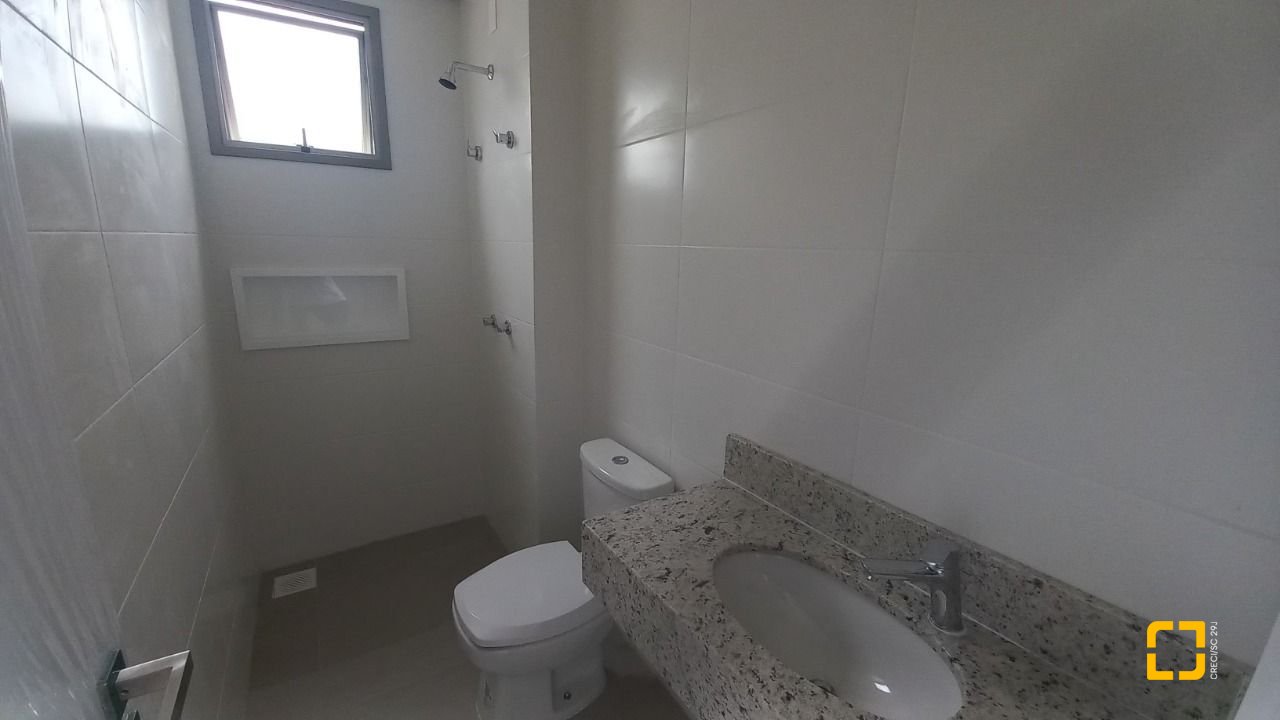 Apartamento com 76m², 4 quartos (sendo 1 suíte), 1 garagem, no bairro Carvoeira em Florianópolis