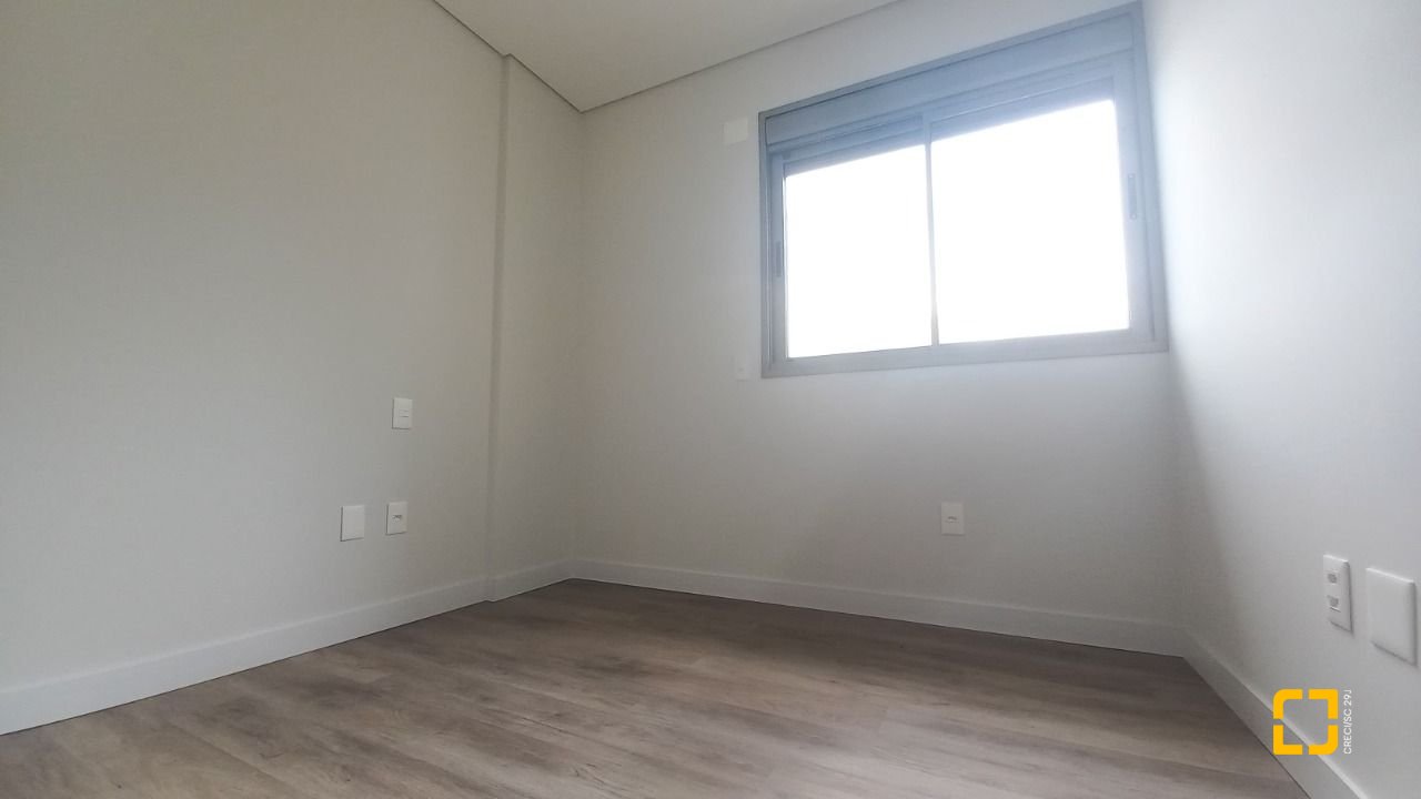 Apartamento com 76m², 4 quartos (sendo 1 suíte), 1 garagem, no bairro Carvoeira em Florianópolis