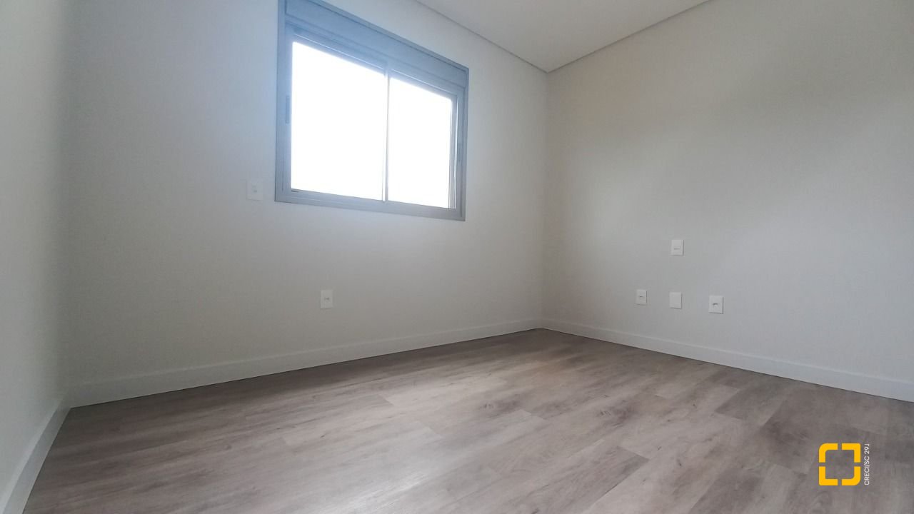 Apartamento com 76m², 4 quartos (sendo 1 suíte), 1 garagem, no bairro Carvoeira em Florianópolis