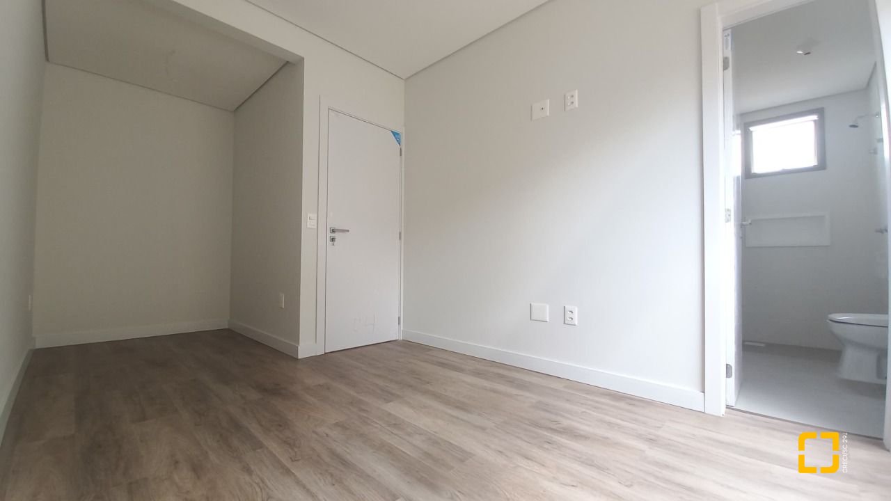 Apartamento com 76m², 4 quartos (sendo 1 suíte), 1 garagem, no bairro Carvoeira em Florianópolis