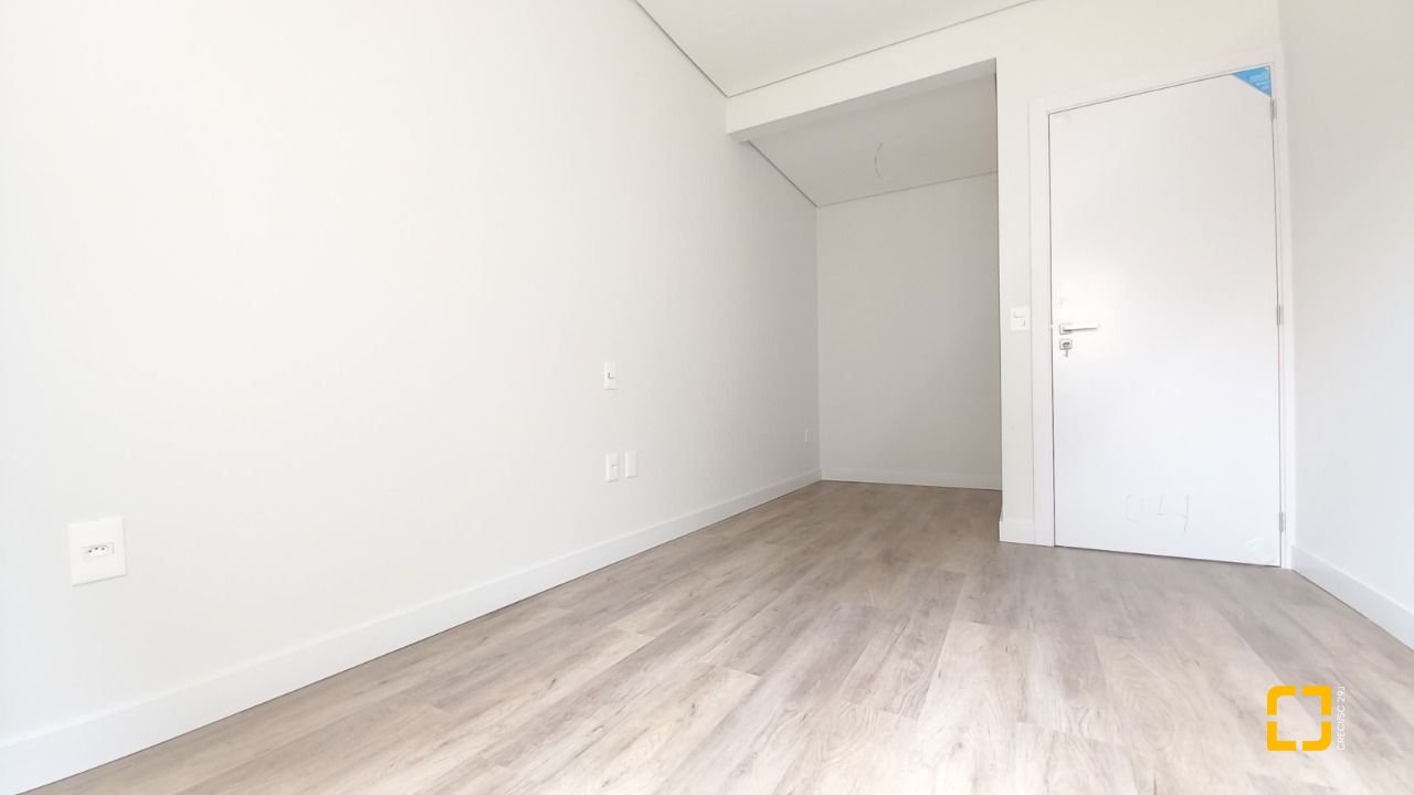 Apartamento com 76m², 4 quartos (sendo 1 suíte), 1 garagem, no bairro Carvoeira em Florianópolis