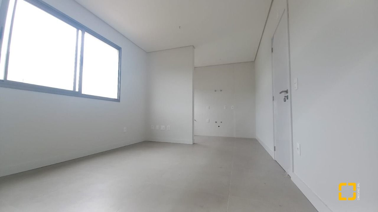 Apartamento com 39m², 1 quarto, 1 garagem, no bairro Carvoeira em Florianópolis