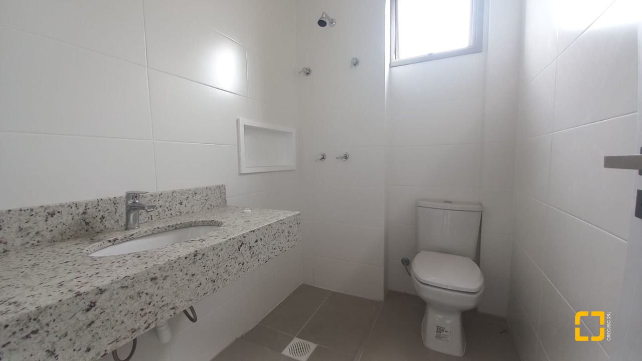 Apartamento com 39m², 1 quarto, 1 garagem, no bairro Carvoeira em Florianópolis